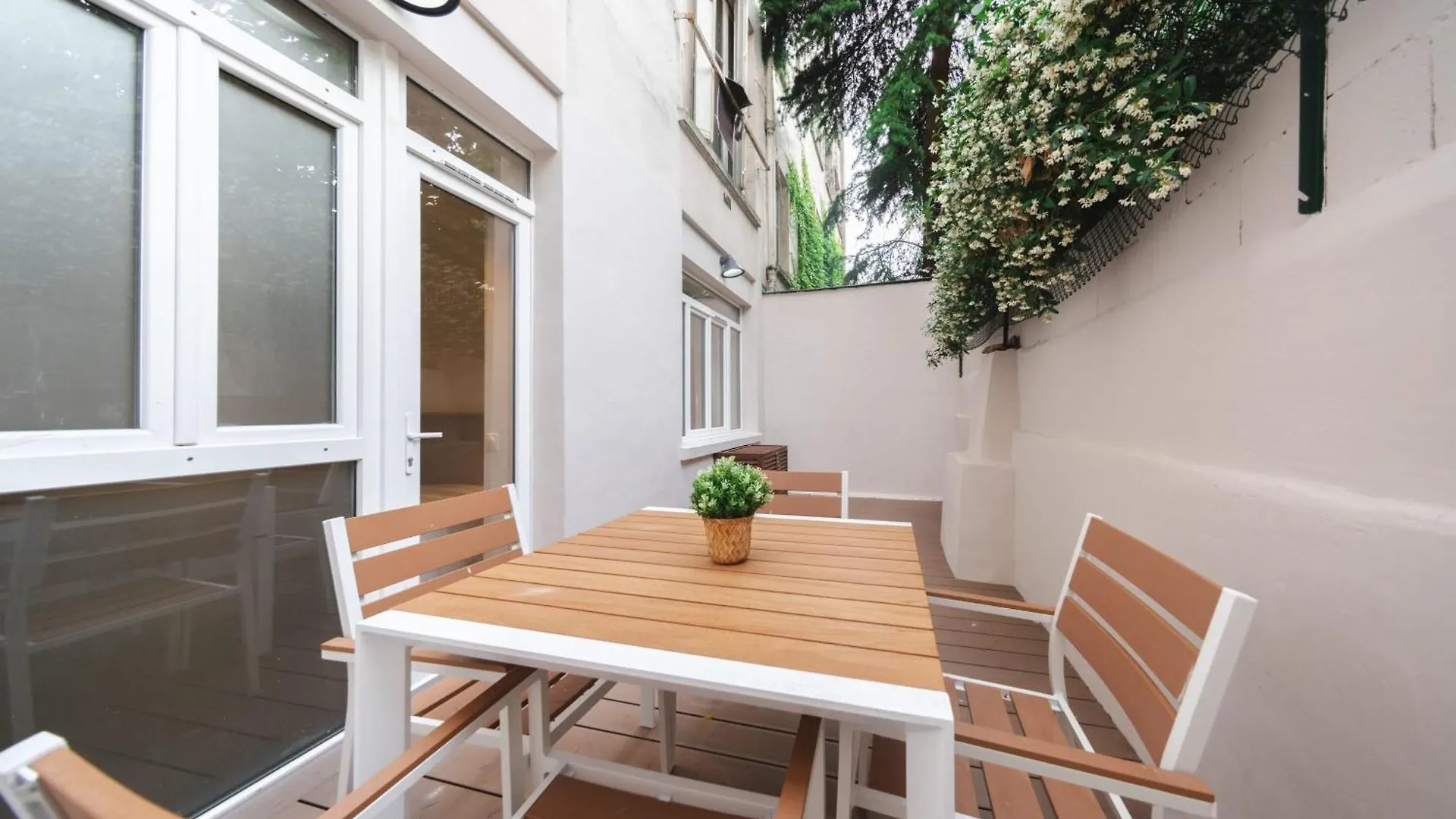 Apartment Center Of Paris With Terrace By Studio Prestige